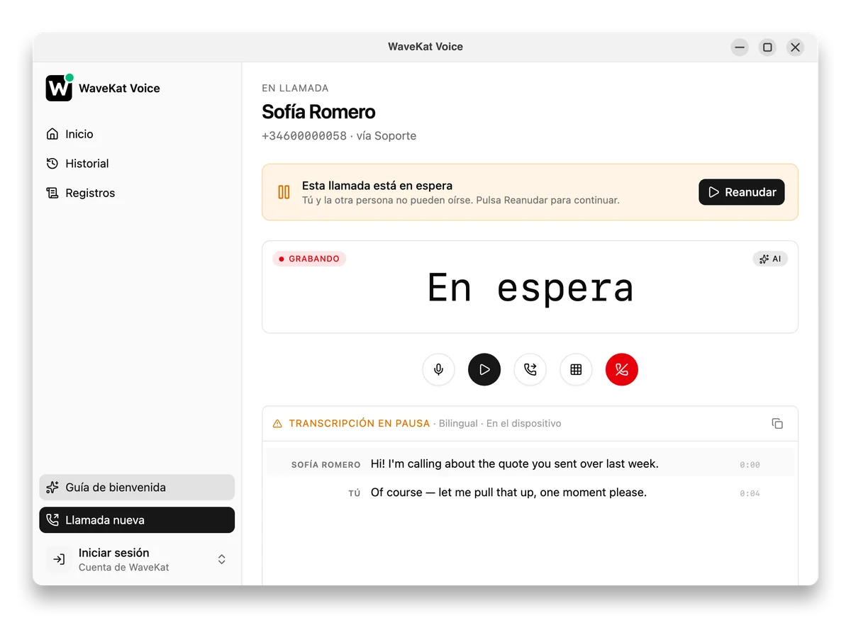 WaveKat Voice en Ubuntu — una llamada retenida: el aviso de llamada en espera con Reanudar y la transcripción en pausa.