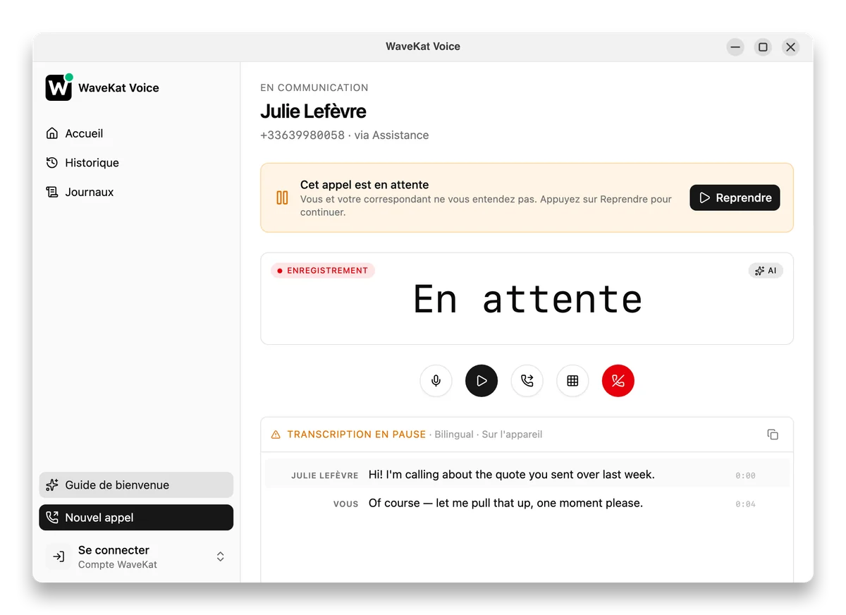 WaveKat Voice sur Ubuntu — un appel en attente : la bannière de mise en attente avec Reprendre, la transcription en pause.