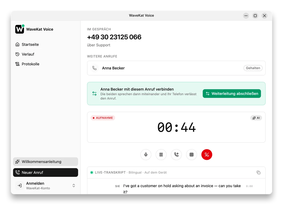WaveKat Voice auf dem Desktop mitten in einer Weiterleitung mit Rückfrage — der Anrufer wird gehalten, daneben die Schaltfläche Weiterleitung abschließen.