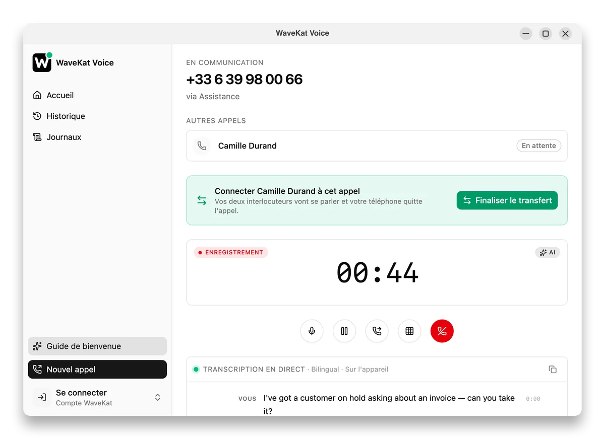 WaveKat Voice sur le bureau pendant un transfert accompagné — l’appelant en attente, à côté du bouton Finaliser le transfert.