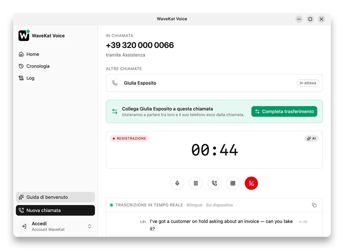 WaveKat Voice sul desktop durante un trasferimento assistito — chi chiama è in attesa, accanto al pulsante Completa trasferimento.